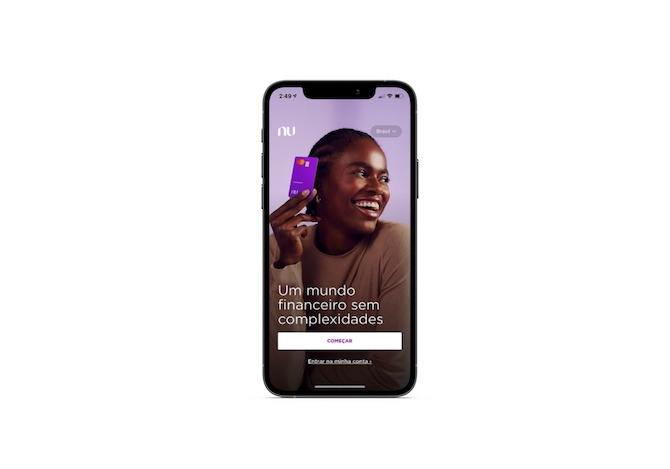 Nubank Brasil splash screen The Nubank mobile app allows users to select their location/language of choice. This one is for users in Brasil. There’s a picture of a woman smiling and holding up a purple Nubank card. The text reads ‘Um mundo financeiro sem complexidades’. There are a couple of calls to action here: ‘Começar’ and ‘Entrar na minha conta’.