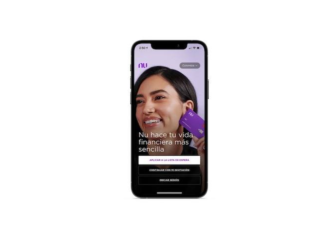 Nubank Colombia splash screen The Nubank mobile app allows users to select their location/language of choice. This one is for users in Colombia. There’s a picture of a woman smiling and holding up a purple Nubank card. The text reads ‘Nu hace tu vida financiera más sencilla’. There are various calls to action: ‘Aplicar A La Lista De Espera’, ‘Continuar Con Mi Invitación’ and ‘Iniciar Sesión'.