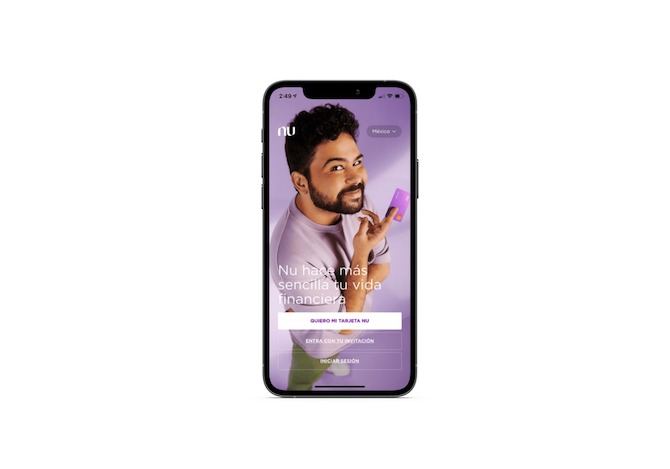 Nubank Mexico splash screen The Nubank mobile app allows users to select their location/language of choice. This one is for users in Mexico. There’s a picture of a man smiling and holding up a purple Nubank card. The text reads ‘Nu hace más sencilla tu vida financiera’. There are various calls to action: ‘Quiero Mi Tarjeta Nu’, ‘Entra Con Tu Invitación’ and ‘Iniciar Sesión'.